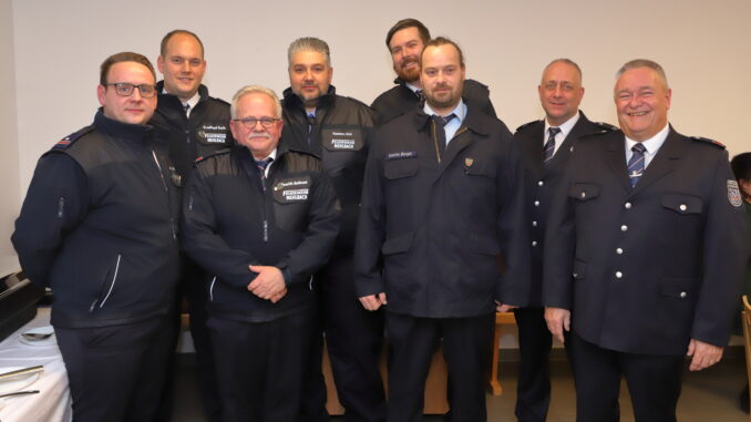 Stv. Wehrführer Frederic Feurich, Wehrführer Kevin Graafland, Andreas Feurich, Dirk Hemmer, Marco Weis, Sascha Berger, stv. Wehrleiter Danny Schulz und Beigeordneter Martin Müller.