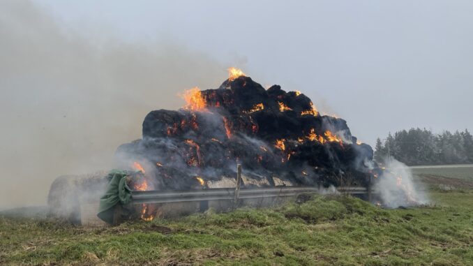 Brennende Heuballen; Bild: Polizei Rheinland-Pfalz