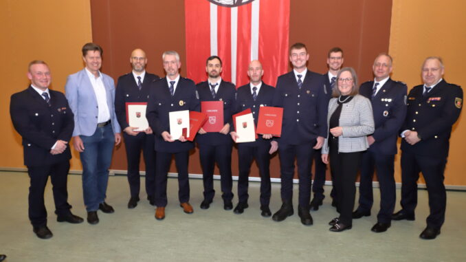 Wehrleiter Christian Scheidel, Bürgermeister Harald Westrich, Patrick Rahm, Sascha Rahm, Lucas Adam, Michael Mühlberger, Lars Schäfer, Wehrführer Thomas Becker, Kreisbeigeordnete Gudrun Heß-Schmidt, stv. Wehrleiter Danny Schulz und Brand- und Katastrophenschutzinspekteur Michael Herfurt.