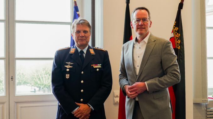 Innenminister Michael Ebling begrüßt den neuen Kommandeur des Landeskommandos RLP, Oberst Michael Trautermann. Bild: Innenministerium RLP.
