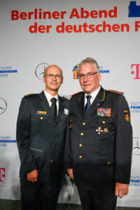 René Schubert (Präsident des Landesamtes für Brand- und Katastrophenschutz) und DFV-Präsident Karl-Heinz Banse, Berliner Abend der deutschen Feuerwehren 2025, Foto: Katrin Neuhauser/DFV