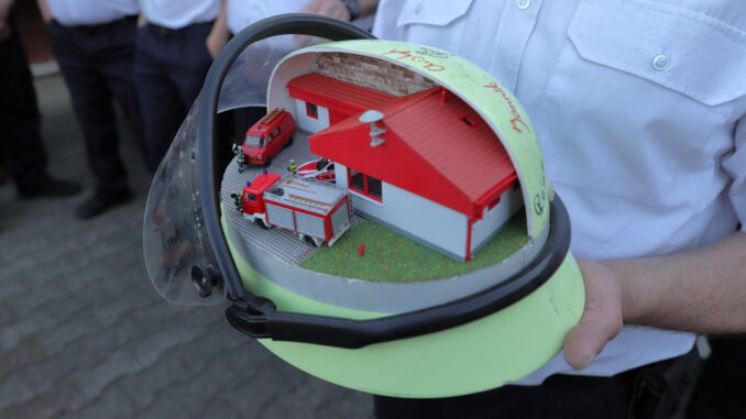 Das Diorama im Feuerwehrhelm als Dankeschön für Danny Schulz.