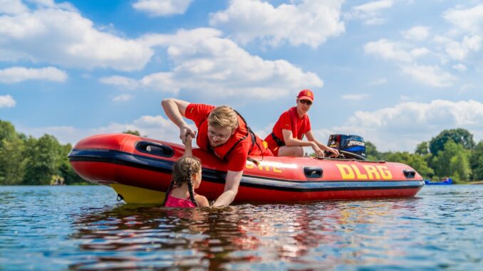 Die Rettungsschwimmerinnen und Rettungsschwimmer der DLRG bewahrten im Jahr 2024 mehr als 1.400 Menschenleben. Bild: DLRG e.V. / Linus Weiß