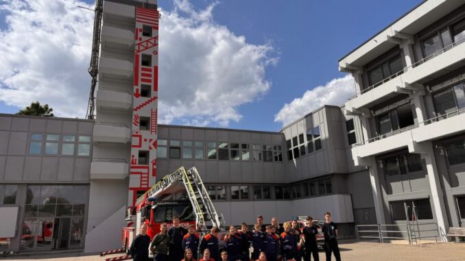 Gruppenbild im Hof der Berufsfeuerwehr Kaiserslautern.