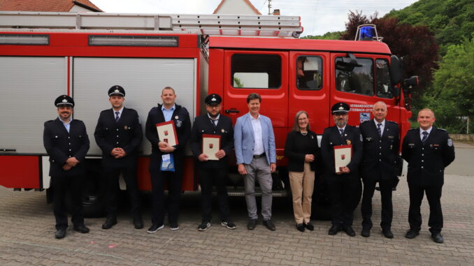 Wehrführer Robin Dietz, stv. Wehrführer Nicolas Leu, Michael Pfleger, Max Krauß, Bürgermeister Harald Westrich, Kreisbeigeordnete Gudrun Hess-Schmidt, Uwe Erbach, stv. Wehrleiter Danny Schulz und Wehrleiter Christian Scheidel