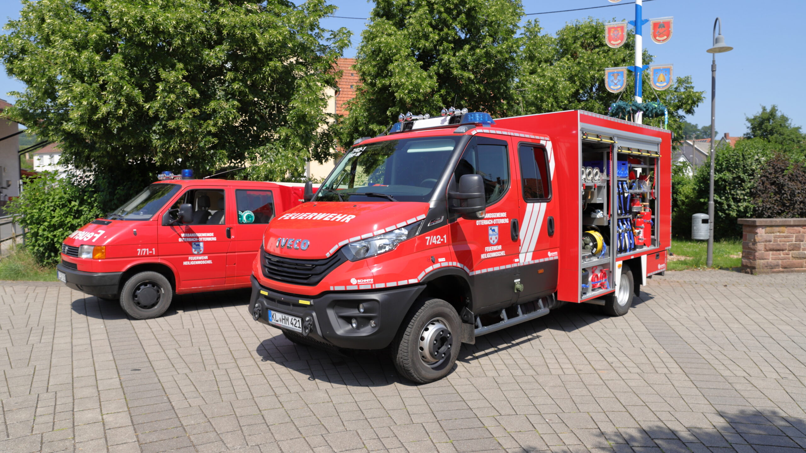 Das neue TSF-W, dahinter das Mehrzweckfahrzeug (MZF 1) der Feuerwehr Heiligenmoschel
