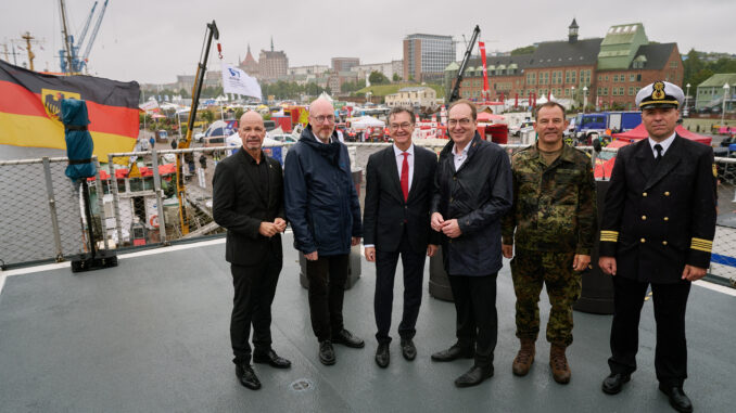 Stellvertretender Oberbürgermeister Rostocks Chris von Wrycz Rekowski, Mecklenburg-Vorpommerns Innenminister Christian Pegel, BBK-Präsident Ralph Tiesler, Bundesinnenminister Alexander Dobrindt, Admiral Ulrich Reinke und Kommandant Mario Hermann. Quelle: Henning Schacht / BMI.