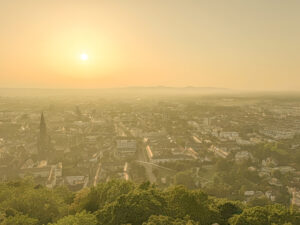 Blick über Freiburg am 12. August 2025. An diesem Tag galt eine Warnung vor starker Wärmebelastung (Warnstufe 1) für Freiburg. Quelle: Alina-Louise Kramer, DWD