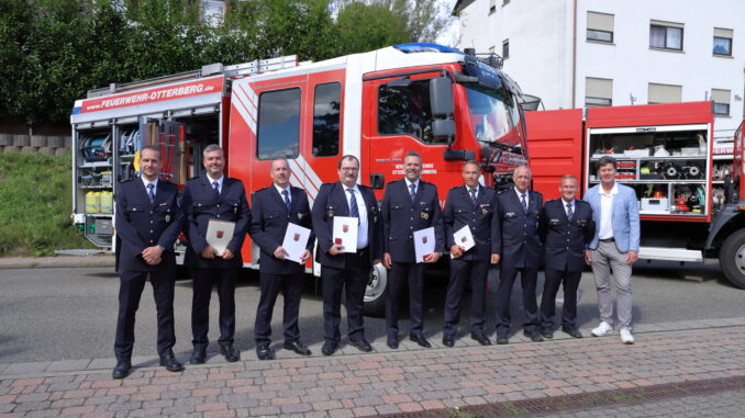 Wehrführer Jörg Tremmel, Florian Jung, Achim Zschunke, Harald Laier, Stefan Terner, Hendrik Braun, stv. Wehrleiter Danny Schulz, Wehrleiter Christian Scheidel und Bürgermeister Harald Westrich.