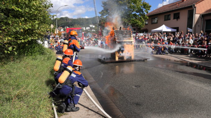 Die Jugendfeuerwehr Otterberg löschte ein brennendes Häuschen.