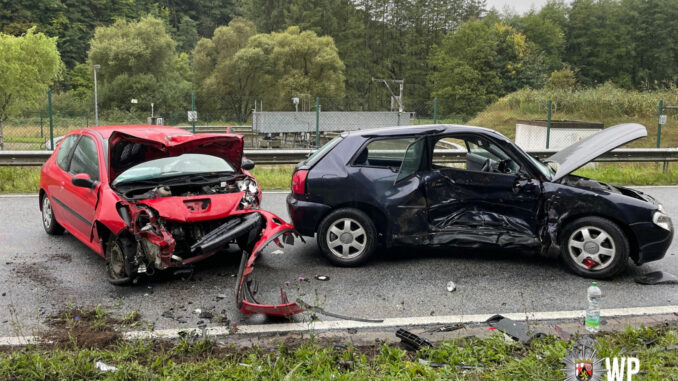 Auf regennasser Fahrbahn kam es auf der B270 zu der Kollision des Audi A3 und des Peugeot 206. Beide Fahrer erlitten leichte Verletzungen. Bild: Polizei Rheinland-Pfalz