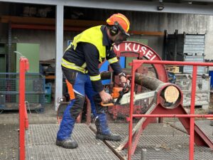 Praxisnahes Training: Ein Feuerwehrangehöriger beim Üben am Spannungssimulator.