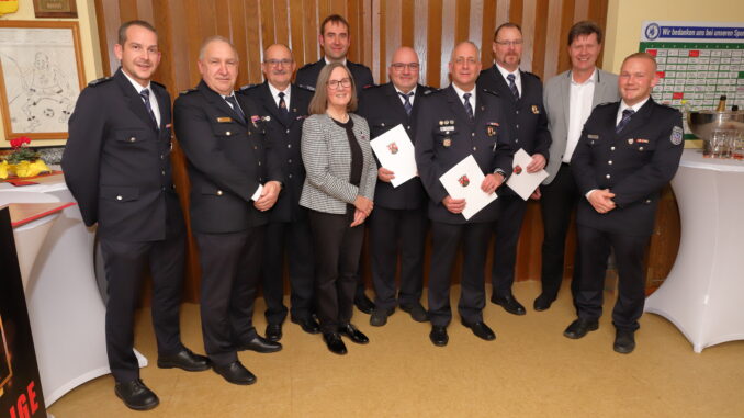 Stv. Wehrleiter Jörg Tremmel, Brand- und Katastrophenschutzinspekteur Michael Herfurt, Franz-Josef Preis, stv. Wehrführer Florian Schneck, Kreisbeigeordnete Gudrun Heß-Schmidt, Peter Maue, stv. Wehrleiter Danny Schulz, Wehrführer Hans Arnold, Bürgermeister Harald Westrich und Wehrleiter Christian Scheidel. Bild: Harald Laier / Feuerwehr