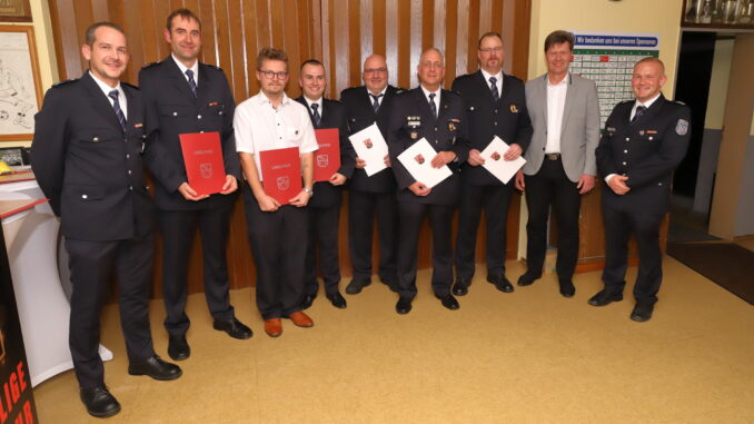 Stv. Wehrleiter Jörg Tremmel, stv. Wehrführer Florian Schneck, Luca Thiel, Jonas Faul, Peter Maue, stv. Wehrleiter Danny Schulz, Wehrführer Hans Arnold, Bürgermeister Harald Westrich und Wehrleiter Christian Scheidel. Bild: Harald Laier / Feuerwehr
