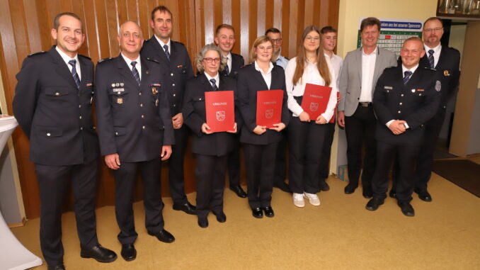 Stv. Wehrleiter Jörg Tremmel, stv. Wehrleiter Danny Schulz, stv. Wehrführer Florian Schneck, Andrea Blauth, Gregor Springwald, Gina Schehr, Ramon Osorio, Mia Sophie Müller, Felix Woll, Bürgermeister Harald Westrich, Wehrleiter Christian Scheidel und Wehrführer Hans Arnold. Bild: Harald Laier / Feuerwehr