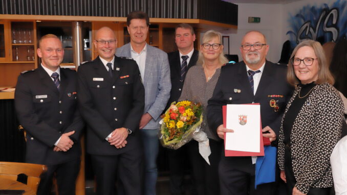 Wehrleiter Christian Scheidel, stellv. Brand- und Katastrophenschutzinspekteur Heiko Becker, Bürgermeister Harald Westrich, Wehrführer Benjamin Korn, Claudia und Ralf Kropp, Kreisbeigeordnete Gudrun Heß-Schmidt.