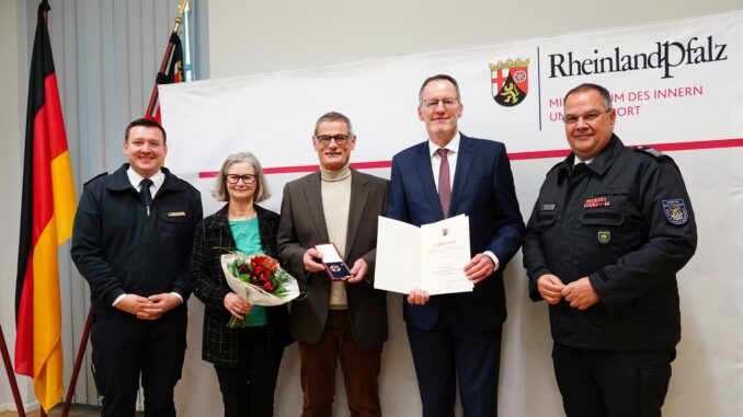 Innenminister Michael Ebling bei der Übergabe an Werner Hofmann (m.) mit Alexander Roßkopf (l.), Beatrix Hofmann (2. v. l.) und Holger Schmidt (r.). Bild: Innenministerium RLP