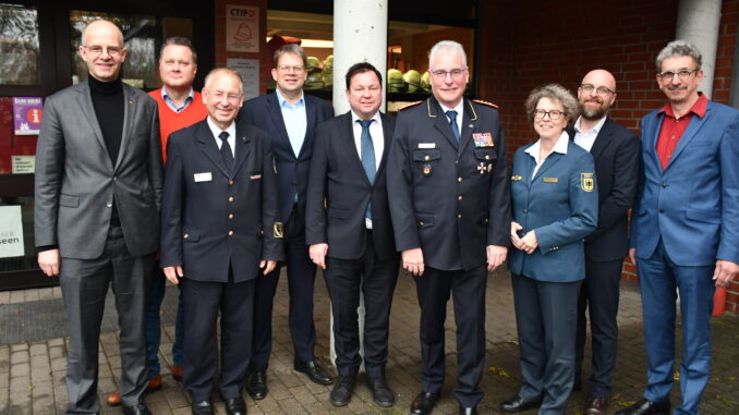 Satzungsbeschluss „Helfen in der Not – Museum der Deutschen Feuerwehren und des Technischen Hilfswerks in Fulda“, Gruppenbild Partner neues Museum, Foto: Friedrich Kulke/DFV