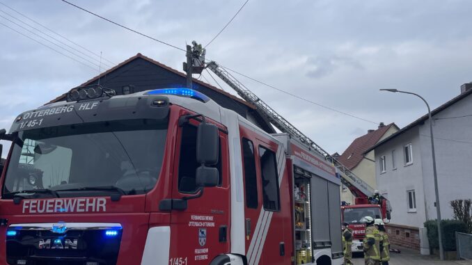 Nach der Erkundung über die Drehleiter wurde der Schornstein mit Kaminkehrwerkzeug gereinigt. Bild: Christian Scheidel / Feuerwehr
