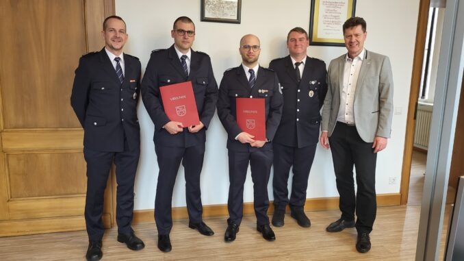 Stellvertretender Wehrleiter Jörg Tremmel, Thomas Koll-Korn, Marco Mai, Wehrführer Benjamin Korn und Bürgermeister Harald Westrich. Bild: Helene Henn / Verwaltung