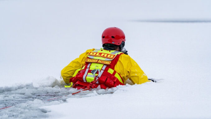 DLRG Übung zur Eisrettung. BILD: Daniel-André Reinelt / DLRG e.V.