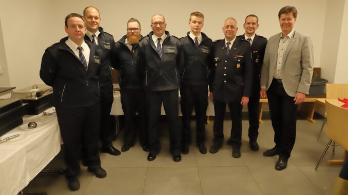 Stellvertretender Wehrführer Frederic Feurich, Wehrführer Kevin Graafland, Kevin Weber, Michael Schumacher, Laurin Berg, stellvertretender Wehrleiter Danny Schulz, stellvertretender Wehrleiter Jörg Tremmel und Bürgermeister Harald Westrich.