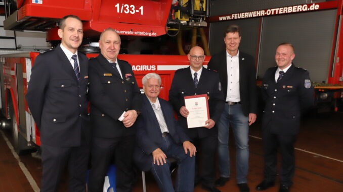 Wehrführer Jörg Tremmel, Brand- und Katastrophenschutzinspekteur Michael Herfurt, Kreisbeigeordneter Dr. Walter Altherr, Frank Eckfelder, Bürgermeister Harald Westrich und Wehrleiter Christian Scheidel. Bild: Harald Laier / Feuerwehr