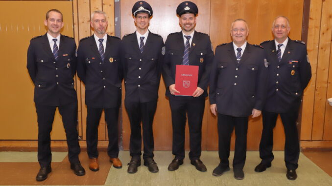 Stv. Wehrleiter Jörg Tremmel, ehemaliger stv. Wehrführer Sascha Rahm, Wehrführer Thomas Becker, stv. Wehrführer Christian Franzreb, Beigeordneter Martin Müller sowie stv. Wehrleiter Danny Schulz. Bild: Harald Laier / Feuerwehr