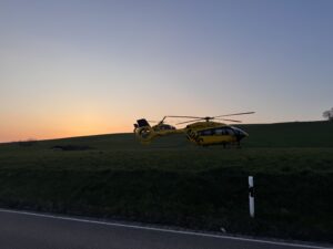 Die beiden Rettungshubschrauber an der Einsatzstelle. Bild: Jörg Tremmel / Feuerwehr