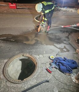 Mit einem Motortrennschleifer wird die Straßenoberfläche geöffnet. Bild: Nicolas Leu / Feuerwehr