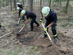 Feuerwehrangehörige legen einen Wundstreifen an. Bild: Harald Laier / Feuerwehr.