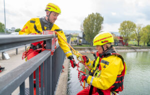 DLRG Strömungsretter bereiten das Abseilen von einer Brück vor. Foto: Daniel Reinelt