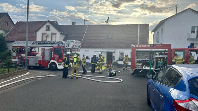 8. Juni 2026 - Rauchentwicklung aus Gebäude, Schallodenbach Kleine Gasse