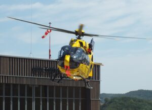 ADAC Rettungshubschrauber "Christoph 66" hebt von der neuen, nachhaltig errichteten Luftrettungsstation in Dörnbach ab. Der hochmoderne Hubschrauber des Typs H145 ist der leiseste seiner Leistungsklasse. Bild: ADAC Luftrettung / Fotograf: Timo Scharnowski