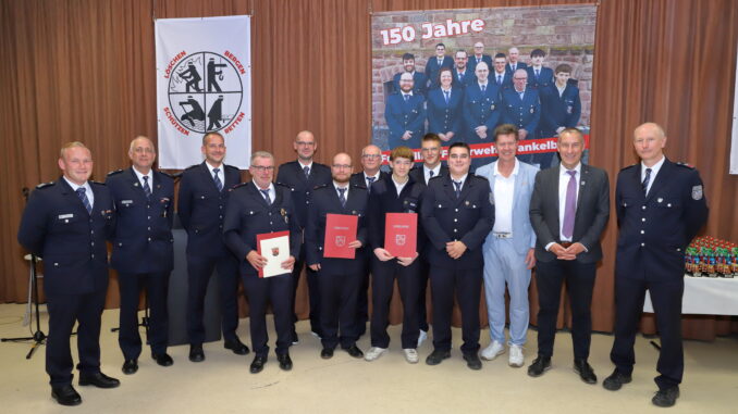 Wehrleiter Christian Scheidel, stv. Wehrleiter Danny Schulz und Jörg Tremmel, Patric Felzmann, Frank Wirth, Thomas und Hans-Peter Spohn, Luis und Justin Eser, stv. Wehrführer Jannik Rohde, Bürgermeister Harald Westrich, Kreisbeigeordneter Jan Schneider und Wehrführer Benjamin Poll. Bild: Harald Laier / Feuerwehr