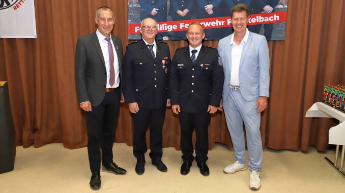 Kreisbeigeordneter Jan Schneider, Hans-Peter Spohn, Wehrleiter Christian Scheidel und Bürgermeister Harald Westrich. Bild: Harald Laier / Feuerwehr