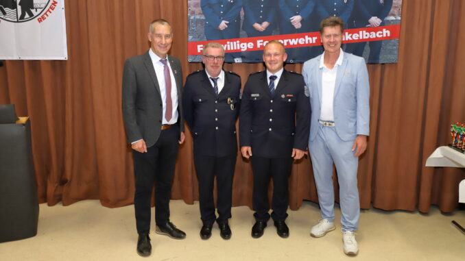 Kreisbeigeordneter Jan Schneider, Patric Felzmann, Wehrleiter Christian Scheidel und Bürgermeister Harald Westrich. Bild: Harald Laier / Feuerwehr