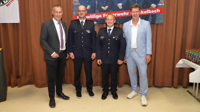Kreisbeigeordneter Jan Schneider, Frank Wirth, Wehrleiter Christian Scheidel und Bürgermeister Harald Westrich. Bild: Harald Laier / Feuerwehr