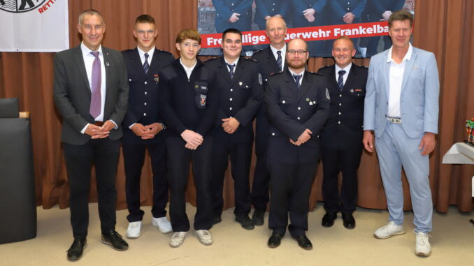 Kreisbeigeordneter Jan Schneider, Justin und Luis Eser, stv. Wehrführer Jannik Rohde, Wehrführer Benjamin Poll, Thomas Spohn, Wehrleiter Christian Scheidel und Bürgermeister Harald Westrich. Bild: Harald Laier / Feuerwehr
