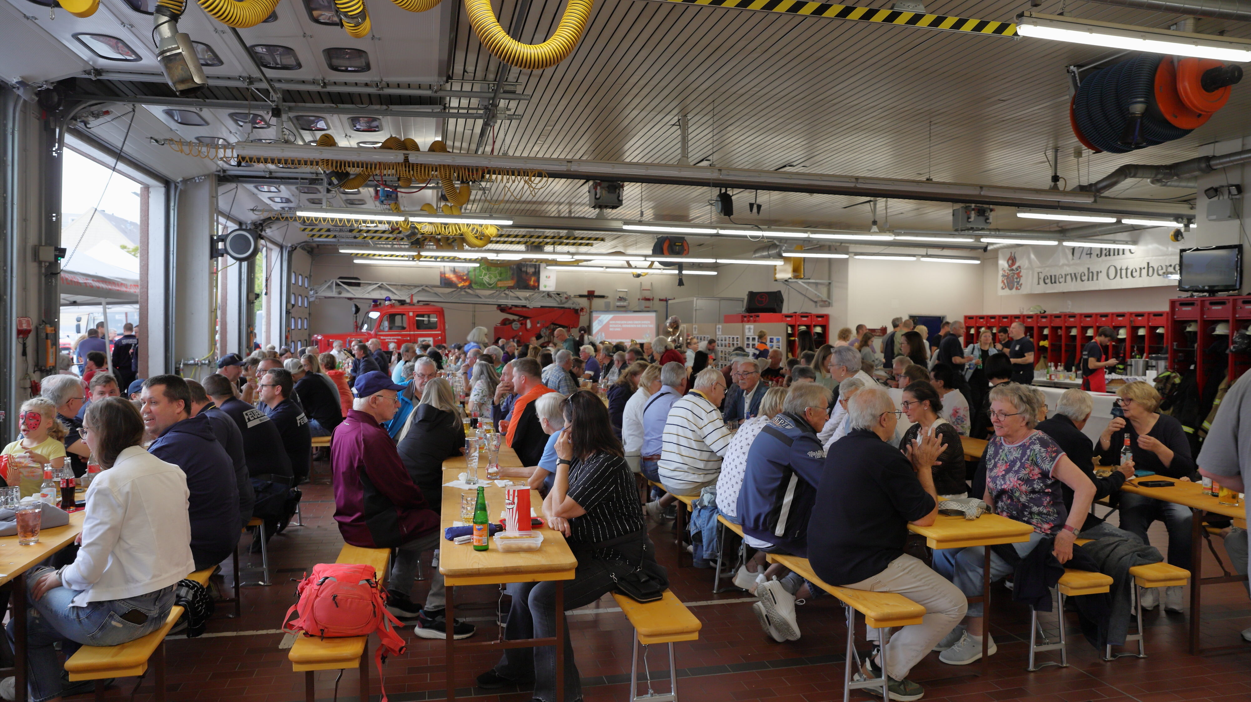 Besucher in Fahrzeughalle, Bild: Harald Laier / Feuerwehr