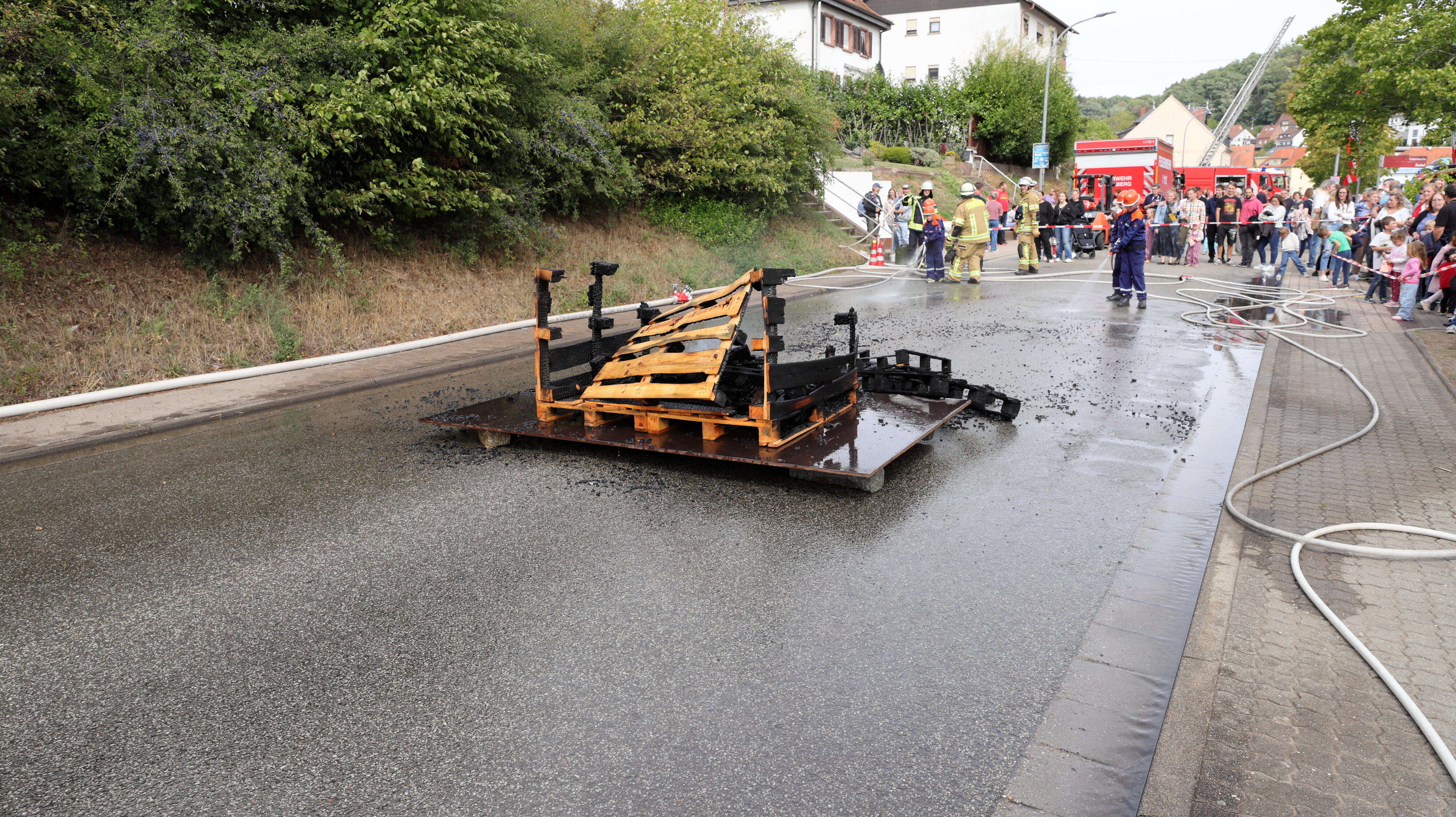 Jugendfeuerwehr Otterberg, Vorführung Löschangriff, Bild: Harald Laier / Feuerwehr