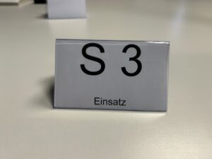 Tischaufsteller zur Kennzeichnung des Sitzplatzes für den Verantwortlichen des Sachgebiets 3 „Einsatz“ in der Führungsstaffel. Bild: Harald Laier / Feuerwehr